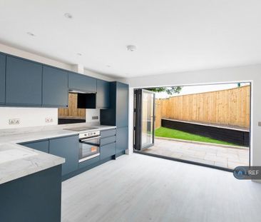 2 bedroom semi-detached house to rent - Photo 5