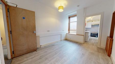 3 bedroom flat to rent - Photo 2