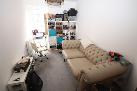 3 bedroom Apartment to let - Photo 3