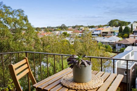 Renovated apartment with stunning views - Photo 5