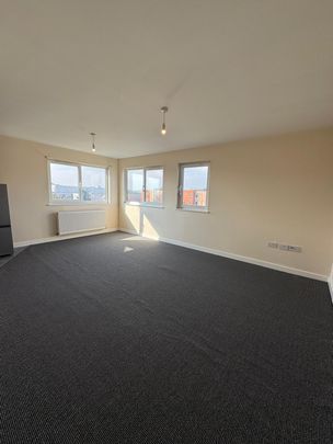 QUEENSWAY, BLETCHLEY - 2 BEDROOM PENTHOUSE - Photo 1