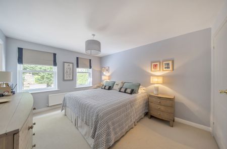 Tamerton Square, Woking - 4 bedrooms Property for lettings - Seymours - Photo 3