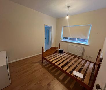 1 Bed Flat, Sherwood Gardens, IG11 - Photo 2