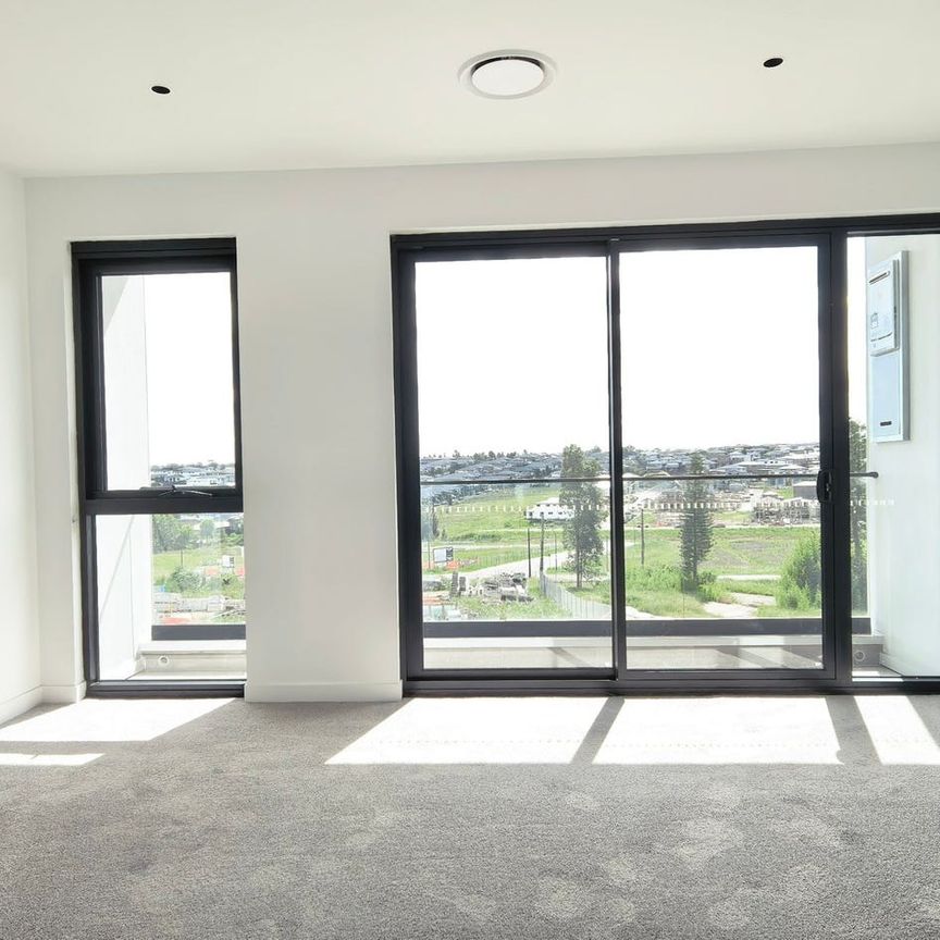 Brand New Four Bedrooms Three-Level Luxury Townhouse - Spacious, Stylish & Ready to Move in! - Photo 1