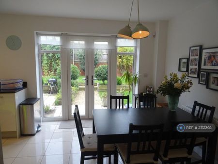 4 bedroom detached house to rent - Photo 3