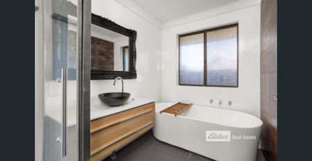 BEAUTIFUL FAMILY HOME - Photo 2