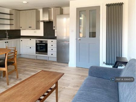 3 bedroom flat to rent - Photo 4