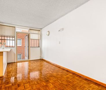 Bright & Spacious Apartment - Photo 2