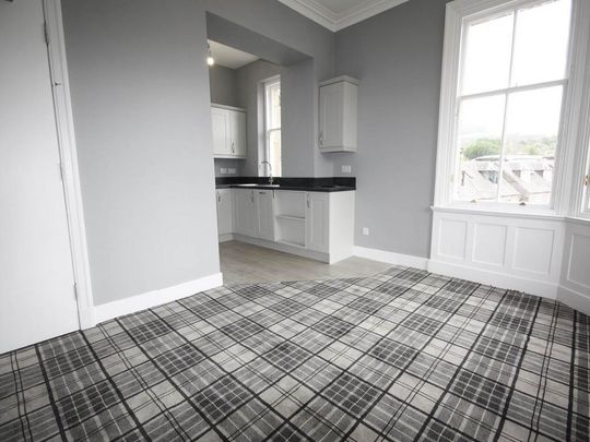 4 bedroom flat to rent - Photo 1