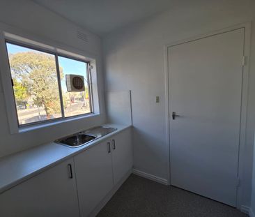 Beautiful Renovated Apartment - Freeway, Shops, City, Transport, Sc... - Photo 3