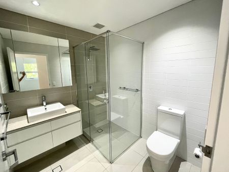 Luxury Lakeside Apartment - Photo 2