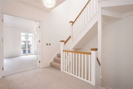 Savills Lettings Cheltenham are excited to offer this luxurious five bedroom Villa to the lettings market. - Photo 3