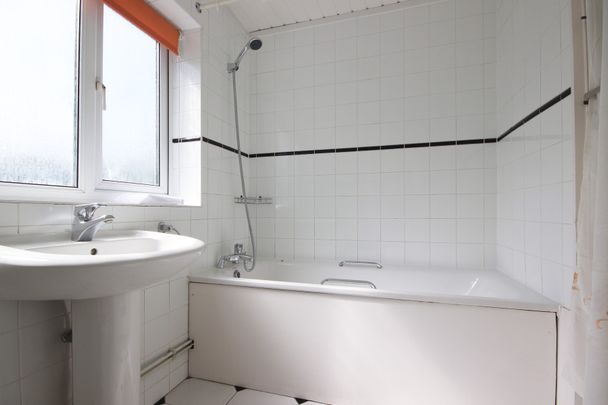 Buckingham House, Monks Drive, London W3 - Photo 1