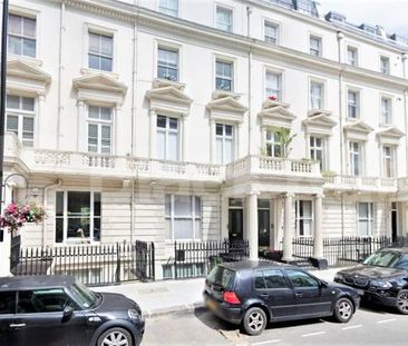 A well-presented, fully furnished studio apartment available now on... - Photo 1