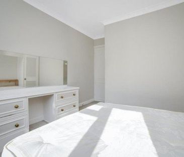 3 bedroom flat to rent - Photo 4