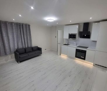 1 bedroom in a flat share to rent - Photo 2