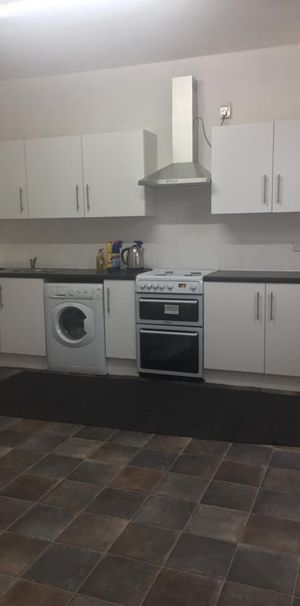 4 Bed End Terrace, Woodview Street, LS11 - Photo 1