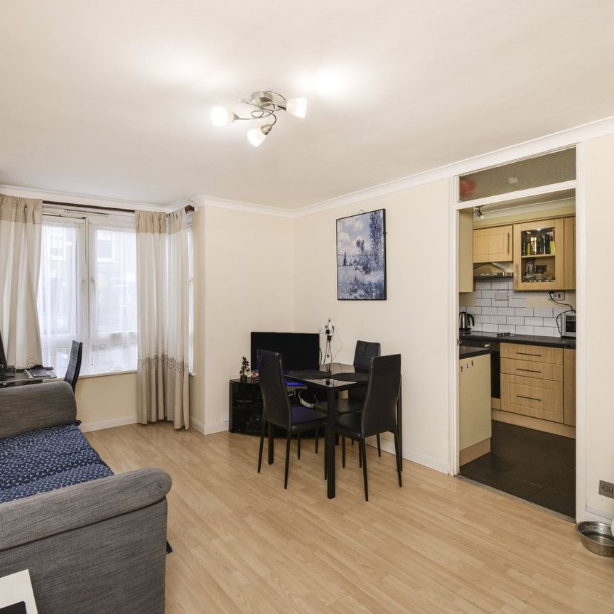 Flat to rent - Hassendean Road, London, SE3 - Photo 1