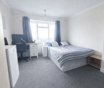 4 bedroom semi-detached house to rent - Photo 4