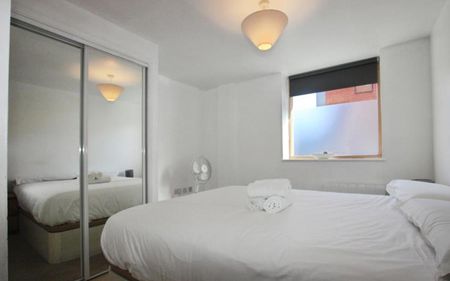 Stunning two bedroom flat available just off Portland Square! - Photo 2