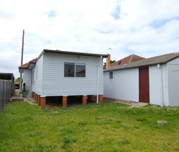 Three Bedroom Home Close to University - Photo 6