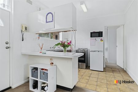 1 Bedroom Apartment in Weetangera - Photo 2