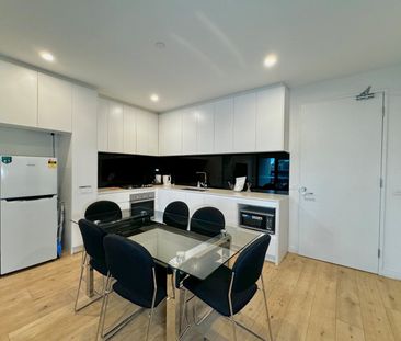 6 Month Lease - Modern two bedroom apartment in ideal location - Photo 6