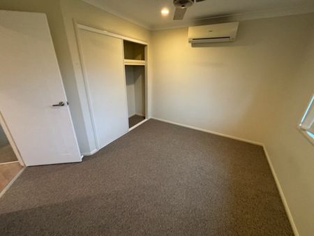 Large Modern 4 Bedroom Home - Photo 2