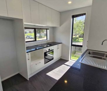 Super modern townhouse with a backyard! - Photo 2