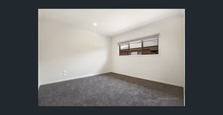 LARGE 3 BEDROOM, 2 BATHROOM HOME OPPOSITE BEAUTIFUL PARKLANDS - Photo 3