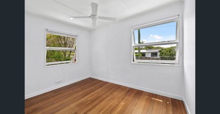 NEWLY UPDATED HOME IN GREAT STAFFORD HEIGHTS LOCATION! - Photo 4