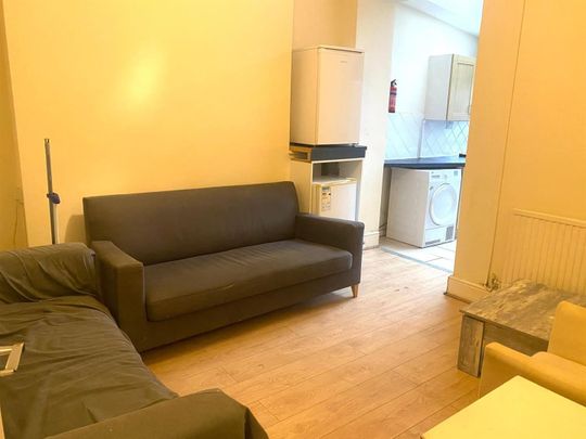 Room For Rent Queen Street, Pontypridd - Photo 1