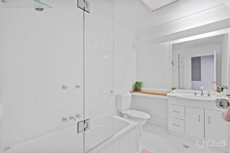 Spacious Townhouse in Secure Gated Complex – Prime Location! - Photo 4