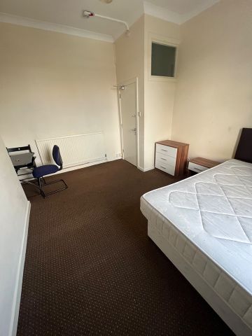 Room in a Shared House, Great Cheetham Street West, M7 - Photo 5