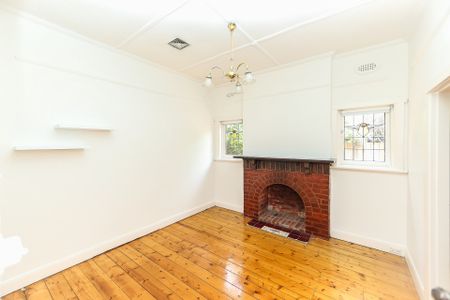 Three bedroom family home - Photo 5