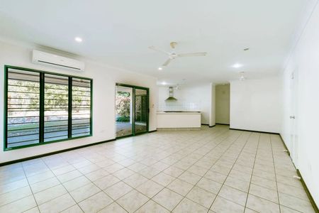 FAMILY RETREAT IN A QUITE CUL-DE-SAC - Photo 3