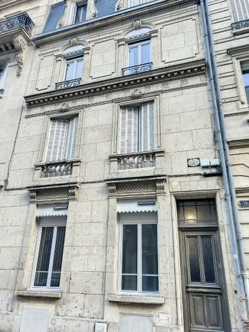 Appartement à louer - REIMS- PROCHE PLACE ROYALE - CENTRE - Photo 4