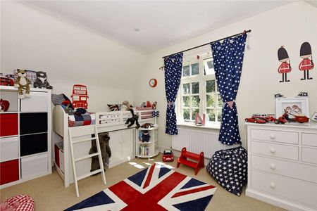 Character cottage offering excellent living space in a charming setting - Photo 3