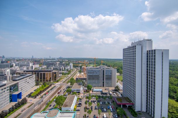 Schöne Wohnung mit Blick auf die Frankfurter SKYLINE (16. OG) braucht neue Mieter - Photo 1