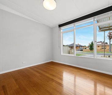 Renovated 3-Bedroom Home in Prime St Albans Location! - Photo 6