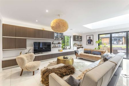 A beautiful six bedroom family home boasting a large garden and separate summer house in a quiet residential cul-de-sac with off-street parking. - Photo 3