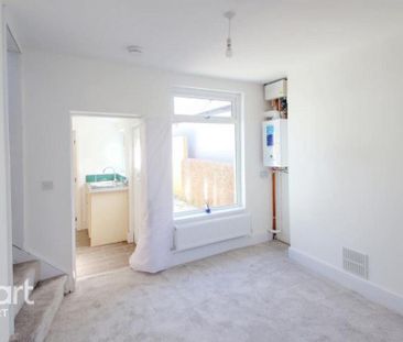 2 bedroom semi-detached house to rent - Photo 4