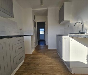 3 bedroom end of terrace house to rent - Photo 2