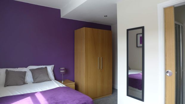 Stylish Double Room with Ensuite - Photo 1