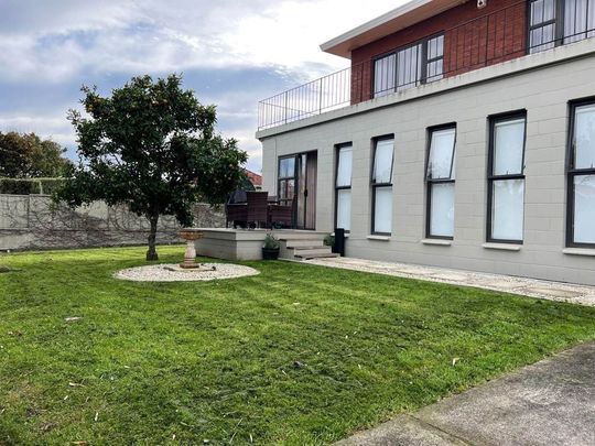 Modern Two-Bedroom Retreat in Prestigious St Heliers - Photo 1