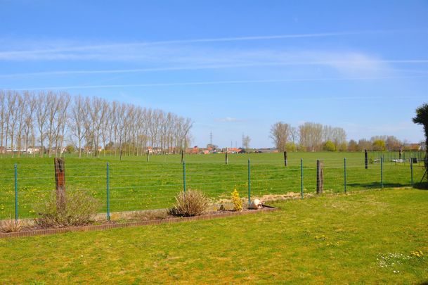 Rustig gelegen instapklare villa-bungalow met garage en tuin - Photo 1