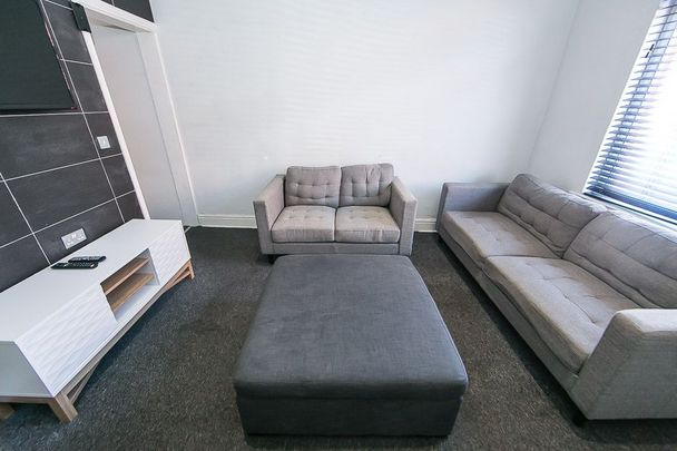 Welton Mount, Hyde Park, Leeds - Photo 1