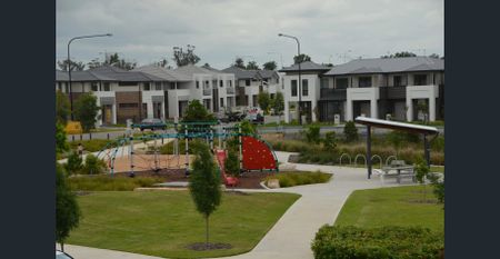 Stunning Near-New Townhouse Opposite Parkland | 10 Peregrine St, Marsden Park - Photo 4