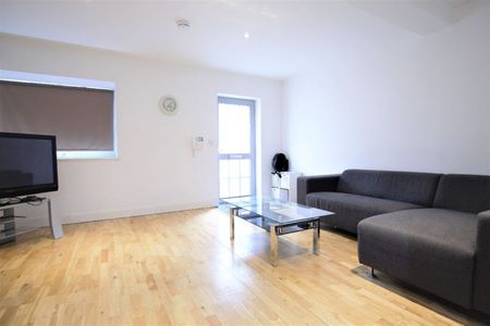 Flat, Holloway Road, London - Photo 2