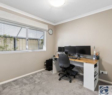 Gorgeous modern & secure home in sought after pocket - Photo 5